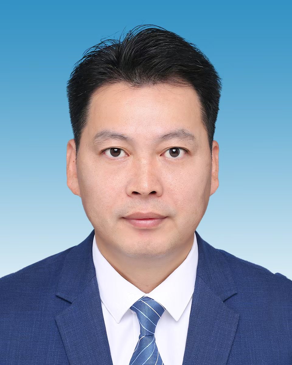 区委副书记、区长陈俊杰